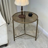 طاولة جانبية دائرية قاعدة حديد نحاسي وزجاج بني شفا...
