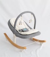 جلاسات أطفال بقواعد خشبية قابلة للاهتزاز - أبيض ور...