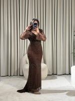 فستان سهرة مطرّز بتصميم أنيق وأكمام شفافة