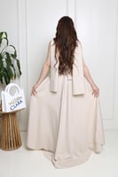 فستان بيج أنيق بتصميم عصري مطرّز بزهور لامعة ولمسة...