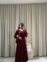 فستان أنيق بتصميم ناعم وتفاصيل أكمام متدرجة