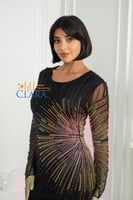 **فستان سهرة أسود مطرز بتصميم إشعاعي فاخر يعكس أنا...