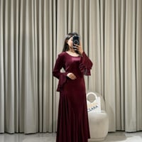 فستان أنيق بتصميم ناعم وتفاصيل أكمام متدرجة