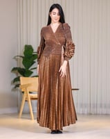 فستان برونزي لامع بأكمام كسرات
