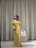 فستان أنثوي بقصة كتف مكشوف وتفاصيل درابيه راقية