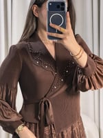 فستان أنيق بتفاصيل لؤلؤية وتنورة دانتيل انسيابية