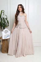 فستان سهرة أنيق بلون النيود المزدان بتطريز فضي فاخ...