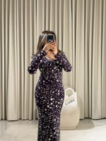 فستان أنثوي مرصّع بتفاصيل لامعة وقصة جذابة