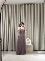 فستان سهرة موف هادئ بتطريز لامع وأكمام شفافة وتنور...