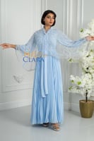 فستان سماوي فاتح بتصميم ملكي واسع وتطريز لؤلؤي فاخ...