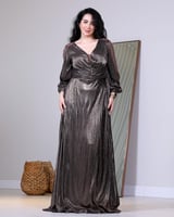 فستان سهرة معدني بتفاصيل فاخرة من أزياء سيدتي