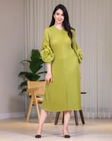 فستان أخضر بأكمام وردية ناعمة