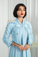 فستان سماوي بليسيه مع جاكيت مطرز بالخرز والكريستال