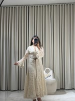 فستان دانتيل أنيق بقصة انسيابية وأكمام واسعة مع حز...