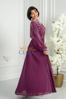 فستان سهرة بلون بنفسجي ملكي بتصميم واسع مطرز بالكر...