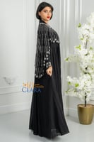 فستان سهرة أسود فاخر بتطريز فضي أنيق وكاب شيفون مز...