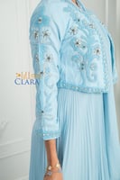 فستان سماوي بليسيه مع جاكيت مطرز بالخرز والكريستال