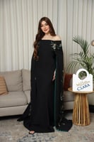 "فستان سهرة أسود بأكتاف مكشوفة وكاب مطرز بتفاصيل ز...