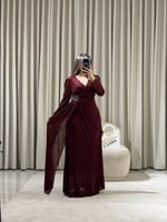 فستان سهرة عنابي فاخر بقصّة لف أنيقة وحزام خصر لام...