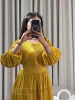 فستان أنيق بتطريز هندسي وأكمام منسدلة راقية