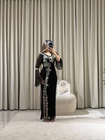 فستان سهرة أسود بتطريز فضي فاخر وأكمام شفافة بقصّة...