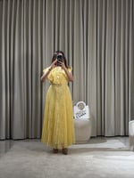 فستان سهرة أصفر دانتيل مزين بورود أنيقة مع حزام خص...