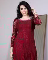 فستان سهرة دانتيل بلمسة فخامة أنثوية