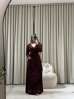 فستان عنابي فاخر بقصّة لف ونقشة مخملية مع حزام خصر...