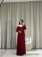 فستان فاخر بتفاصيل ناعمة وتصميم يبرز الأناقة