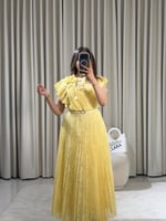 فستان سهرة أصفر دانتيل مزين بورود أنيقة مع حزام خص...