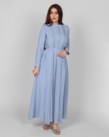 فستان كريب ناعم بياقة عالية وتصميم فاخر