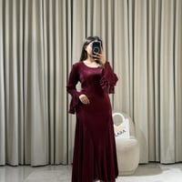 فستان أنيق بتصميم ناعم وتفاصيل أكمام متدرجة