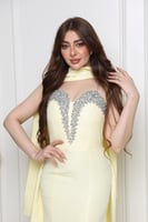 فستان سهرة أصفر فاتح بتصميم ملكي مطرّز بالكريستال...