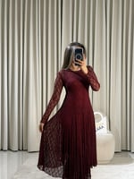 فستان دانتيل عنابي أنيق بقصة انسيابية وأكمام طويلة...