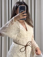 فستان دانتيل أنيق بقصة انسيابية وأكمام واسعة مع حز...