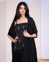 فستان سهرة أسود بلمسات لامعة مع شال شفاف – تصميم أ...