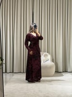 فستان عنابي فاخر بقصّة لف ونقشة مخملية مع حزام خصر...