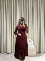 فستان دانتيل عنابي أنيق بقصة انسيابية وأكمام طويلة...