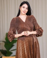 فستان برونزي لامع بأكمام كسرات