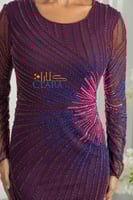 فستان سهرة بنفسجي بترتر لامع وتطريز انسيابي يعكس ا...