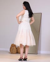 فستان ميدي ناعم بلون عاجي بتفاصيل ريش ولمسة فخمة