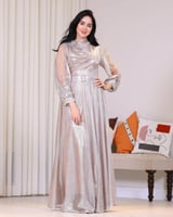 فستان سهرة لامع بكسرات ملكية