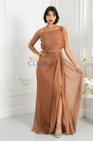 فستان سهرة نحاسي كتف واحد بتصميم درابي ناعم وشق أم...