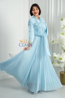 فستان سماوي بليسيه مع جاكيت مطرز بالخرز والكريستال