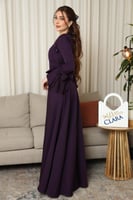 فستان سهرة بنفسجي فاخر بتصميم راقٍ وتطريز لامع على...