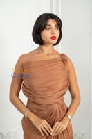 فستان سهرة نحاسي كتف واحد بتصميم درابي ناعم وشق أم...