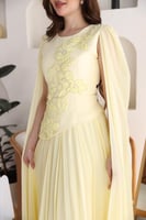 فستان سهرة أصفر فاتح بتطريز ناعم وأكمام منسدلة بتص...