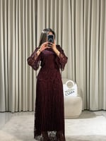 طقم دانتيل خمري أنيق بتصميم انسيابي وأكمام واسعة