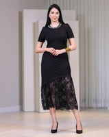 فستان دانتيل أسود بتفصيل مائل