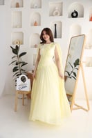 فستان سهرة أصفر فاتح بتطريز ناعم وأكمام منسدلة بتص...